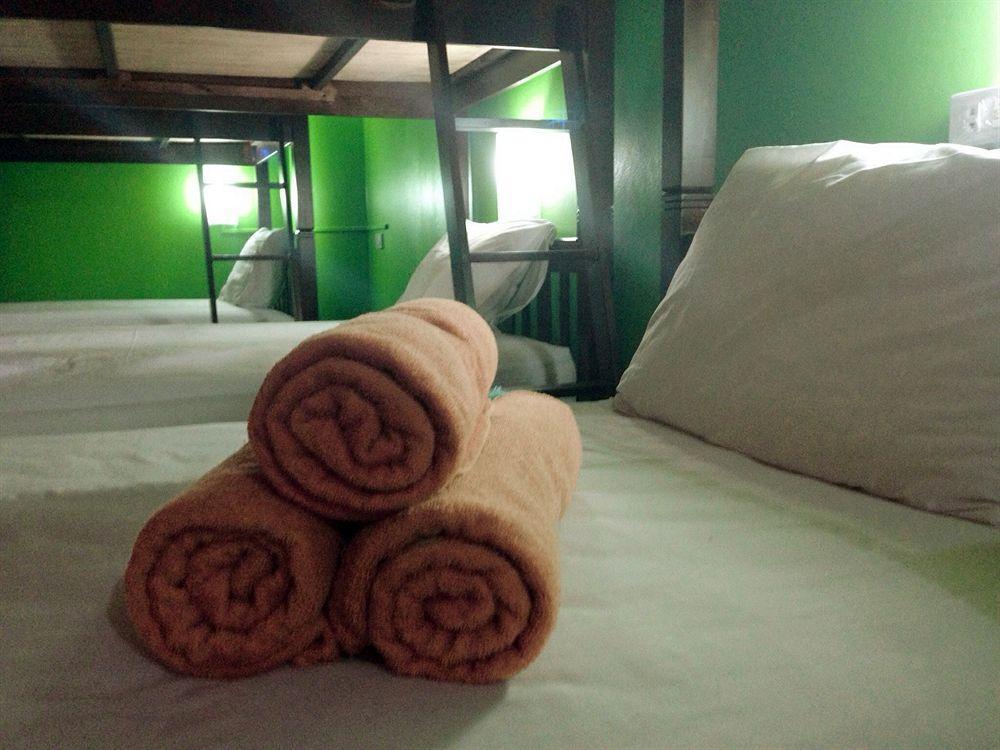 Silla Patong Hostel Eksteriør billede