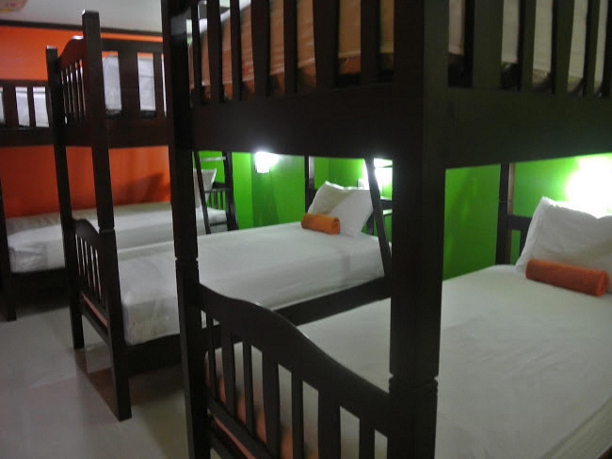 Silla Patong Hostel Eksteriør billede
