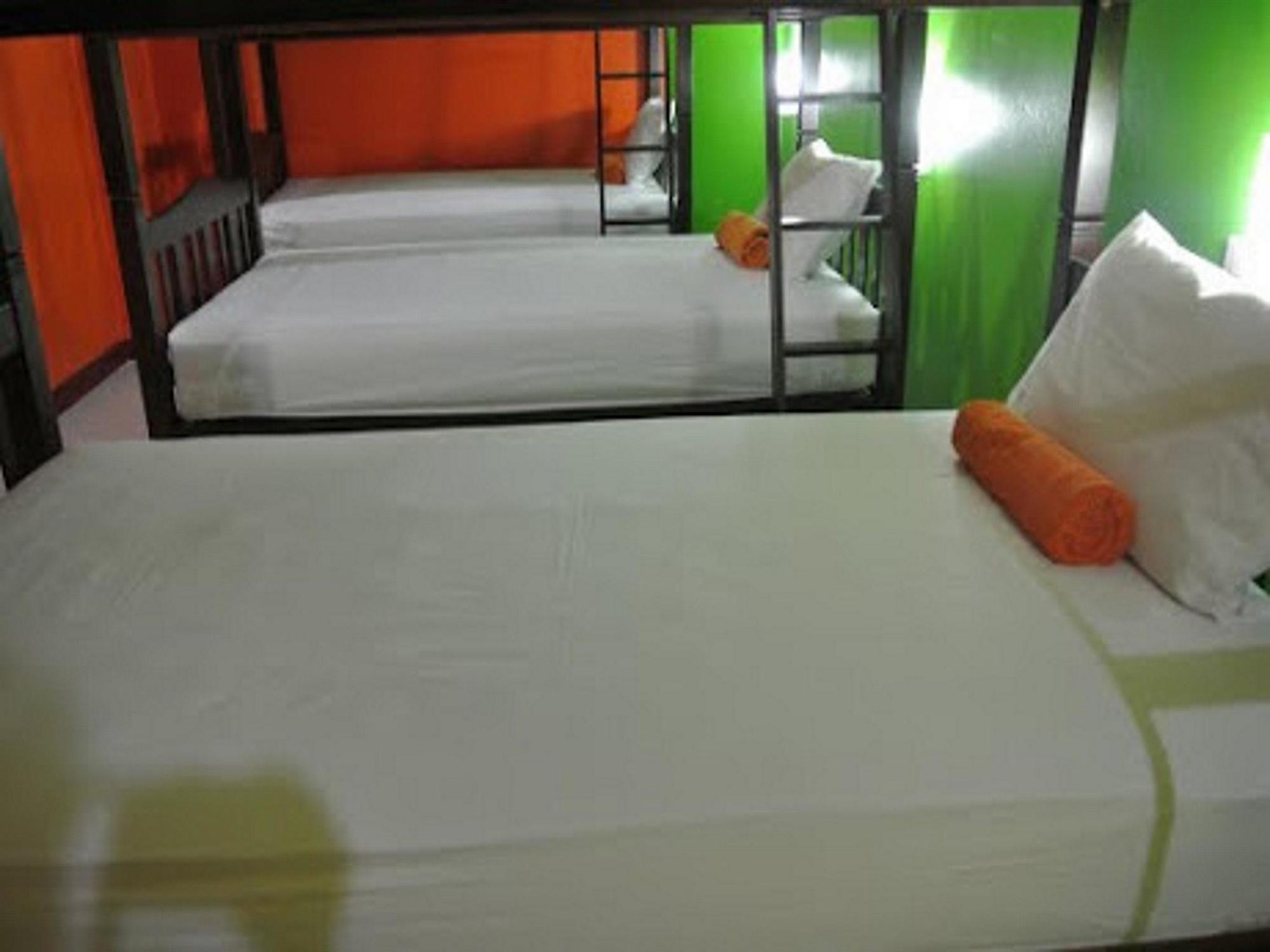 Silla Patong Hostel Eksteriør billede