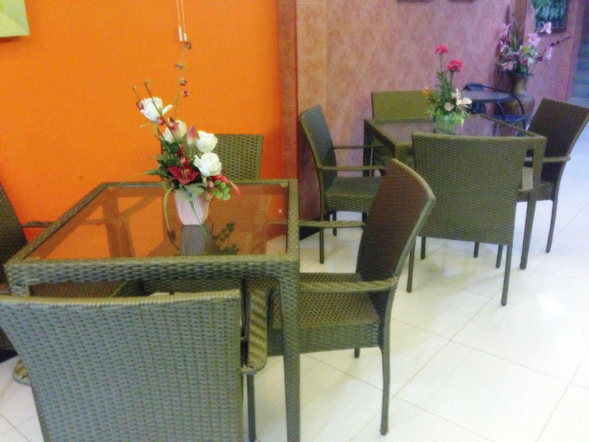 Silla Patong Hostel Eksteriør billede