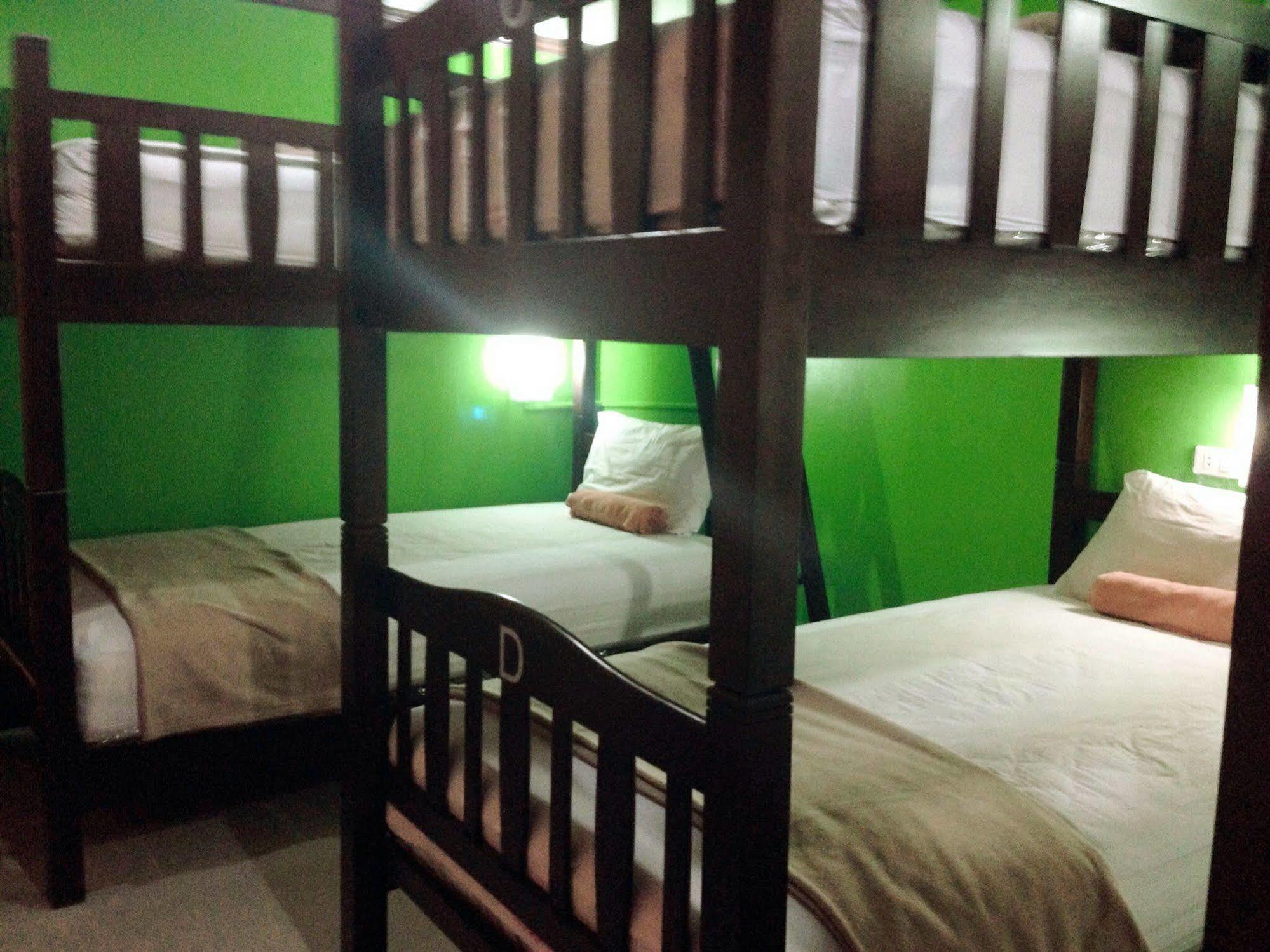 Silla Patong Hostel Eksteriør billede