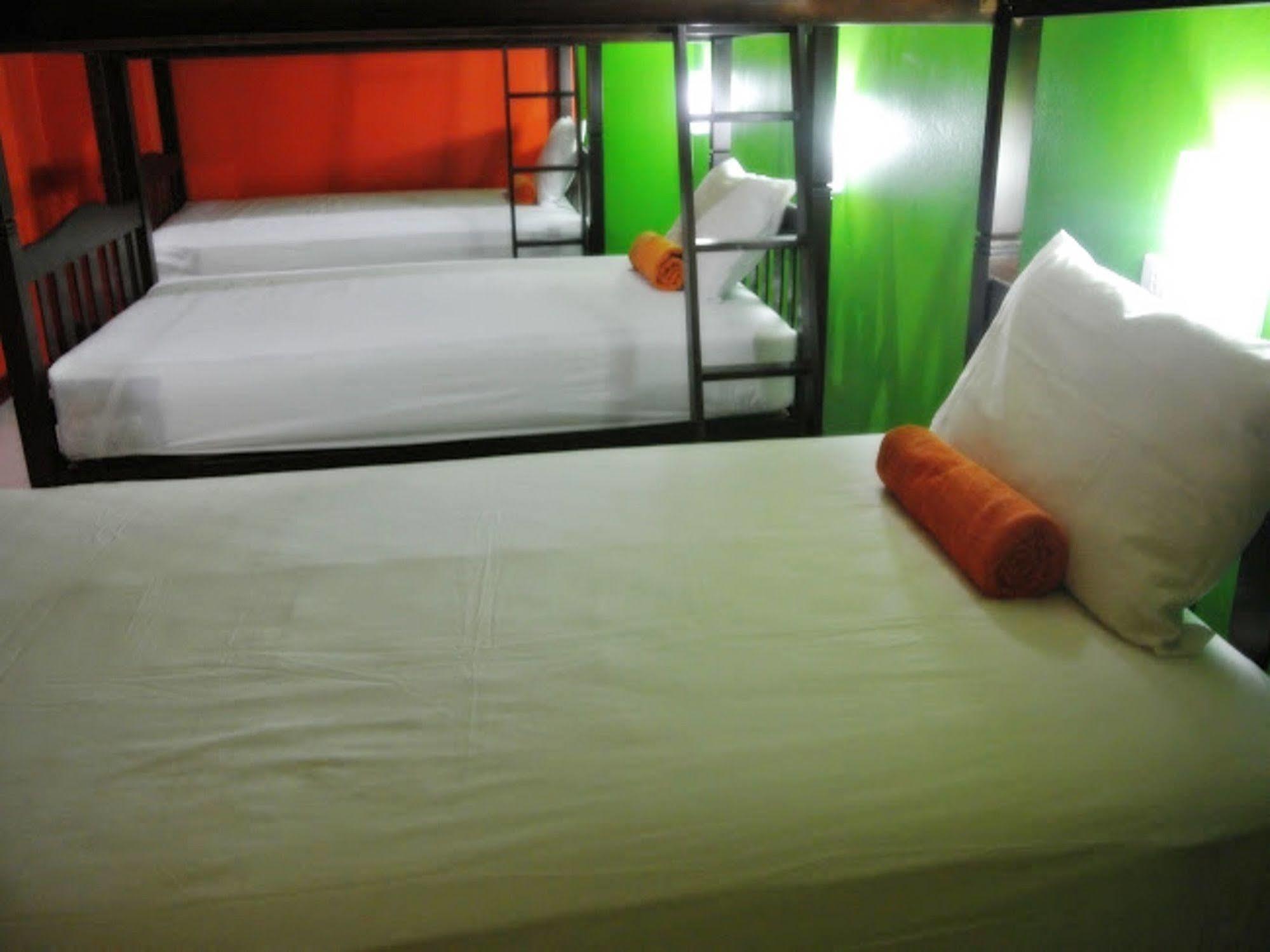 Silla Patong Hostel Eksteriør billede