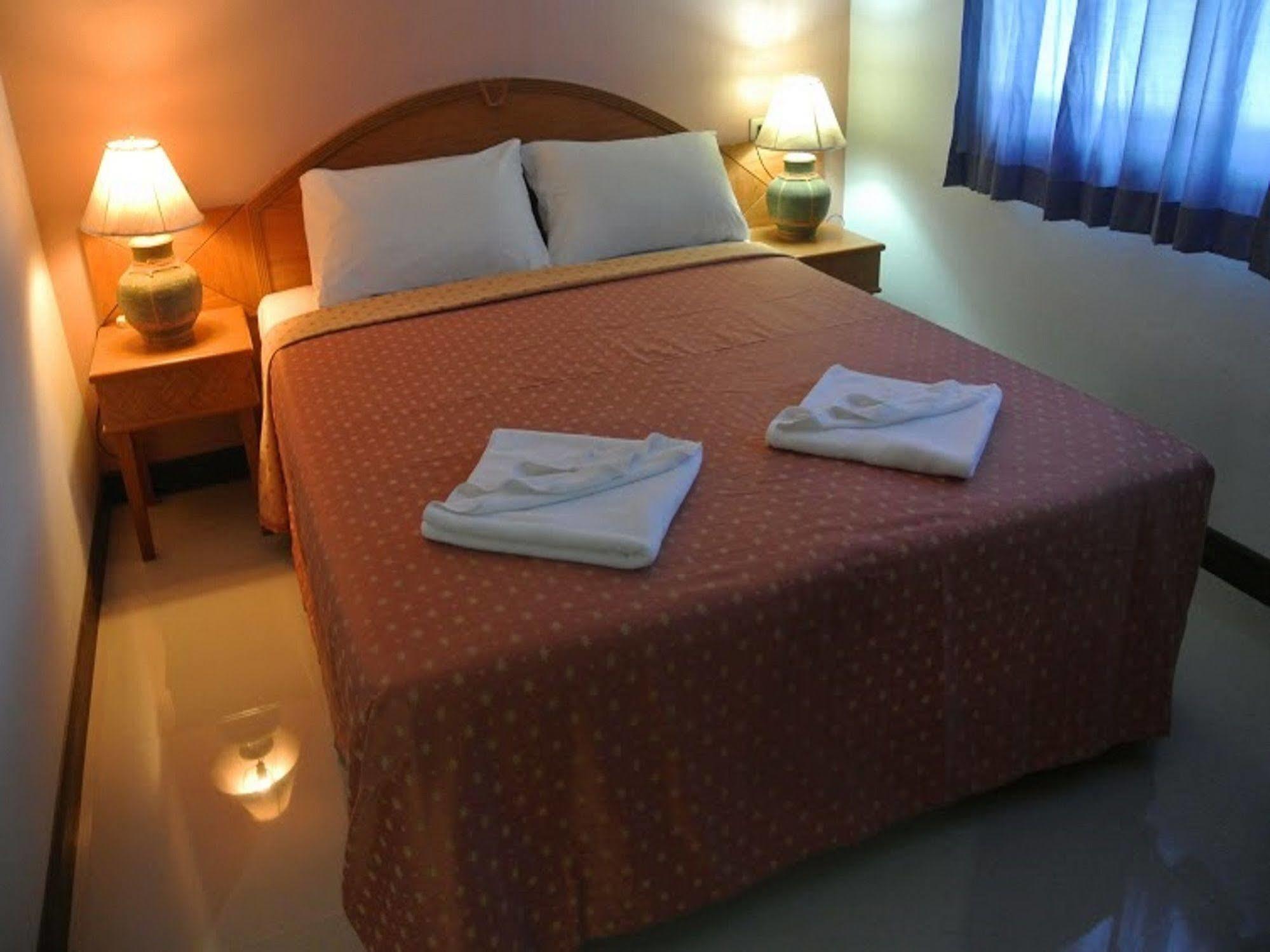 Silla Patong Hostel Eksteriør billede