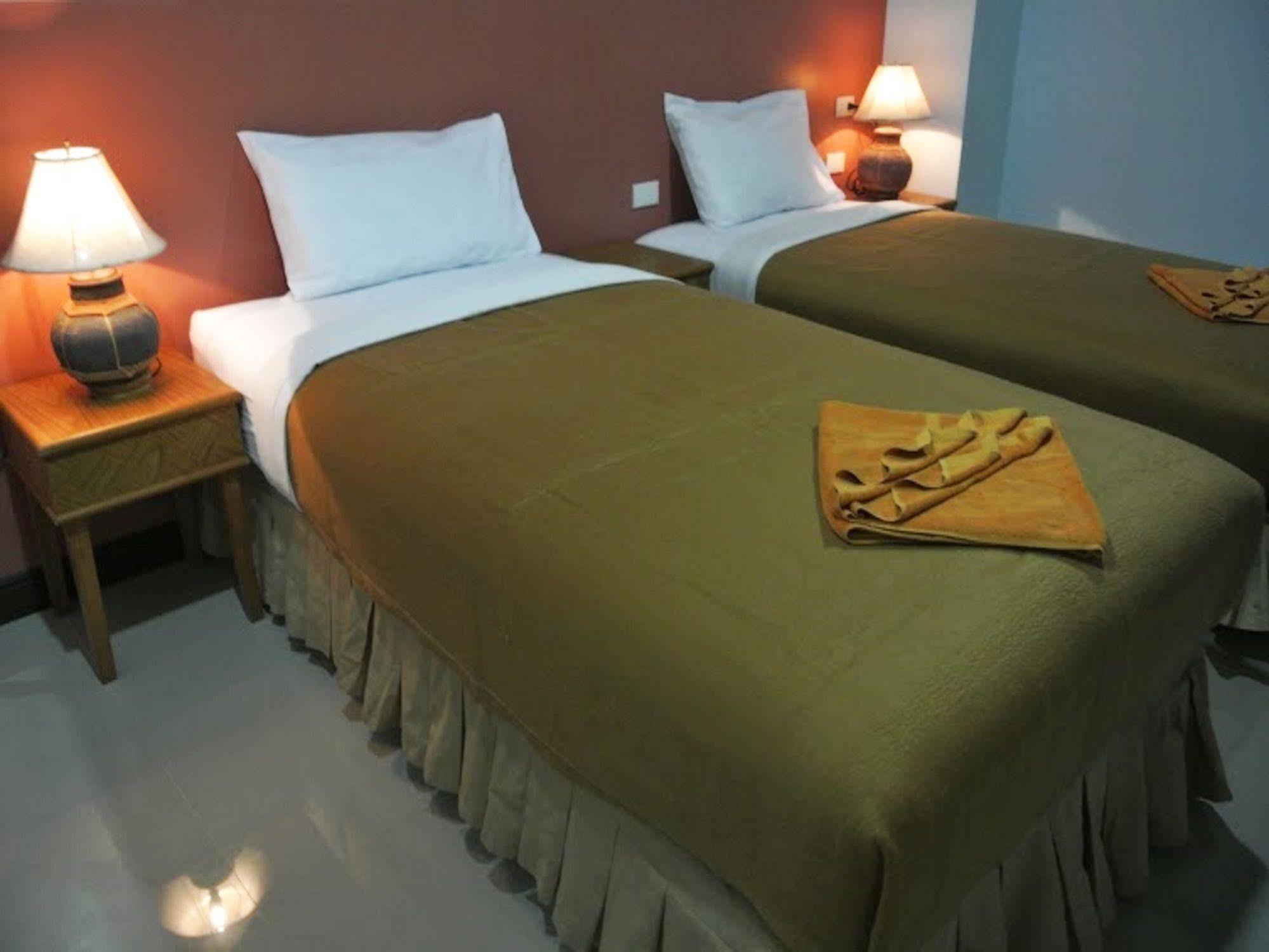 Silla Patong Hostel Eksteriør billede