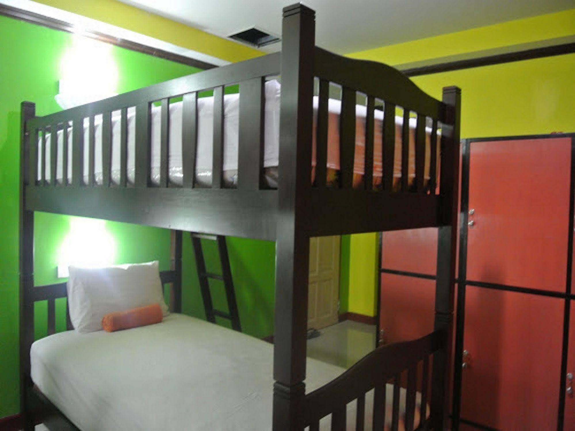 Silla Patong Hostel Eksteriør billede