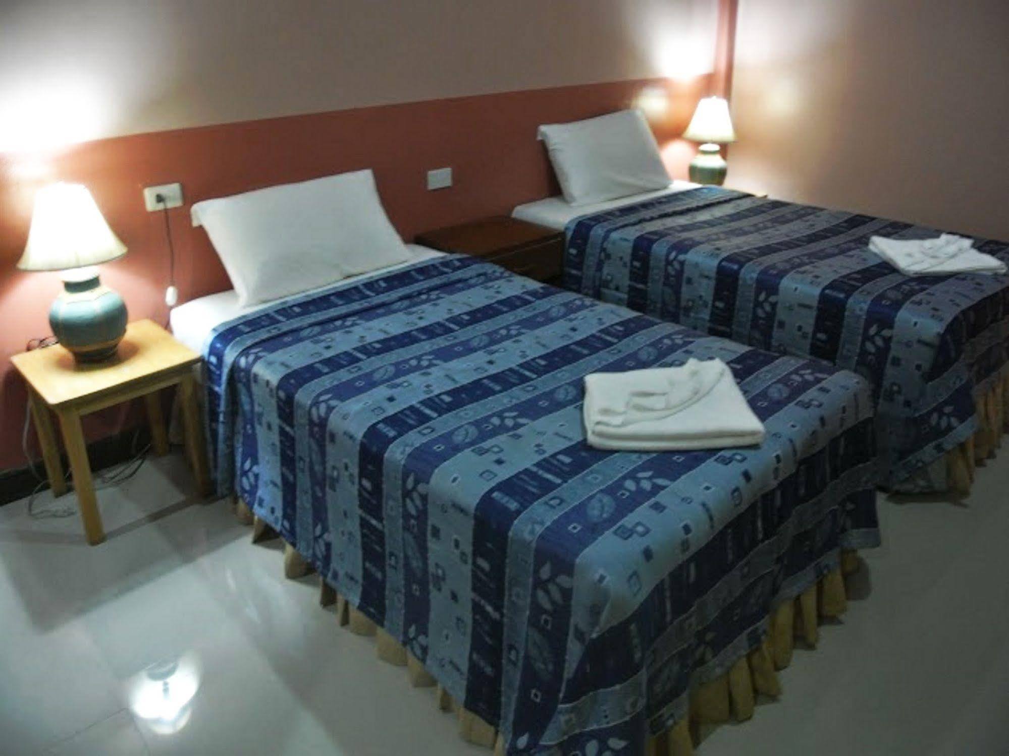 Silla Patong Hostel Eksteriør billede