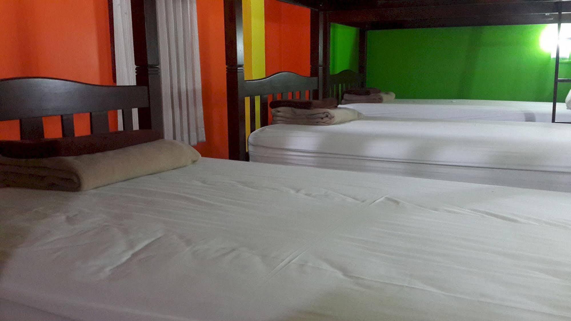 Silla Patong Hostel Eksteriør billede