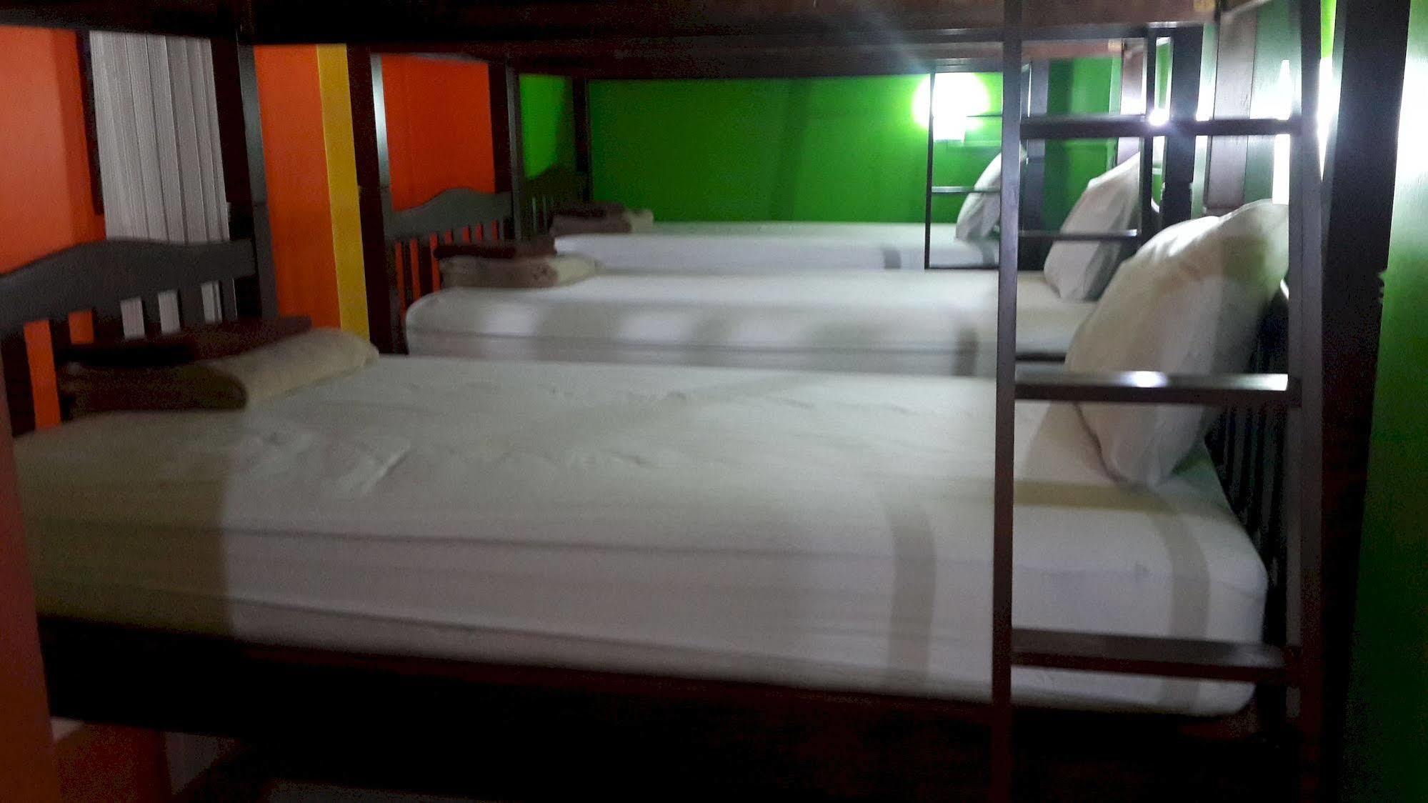 Silla Patong Hostel Eksteriør billede