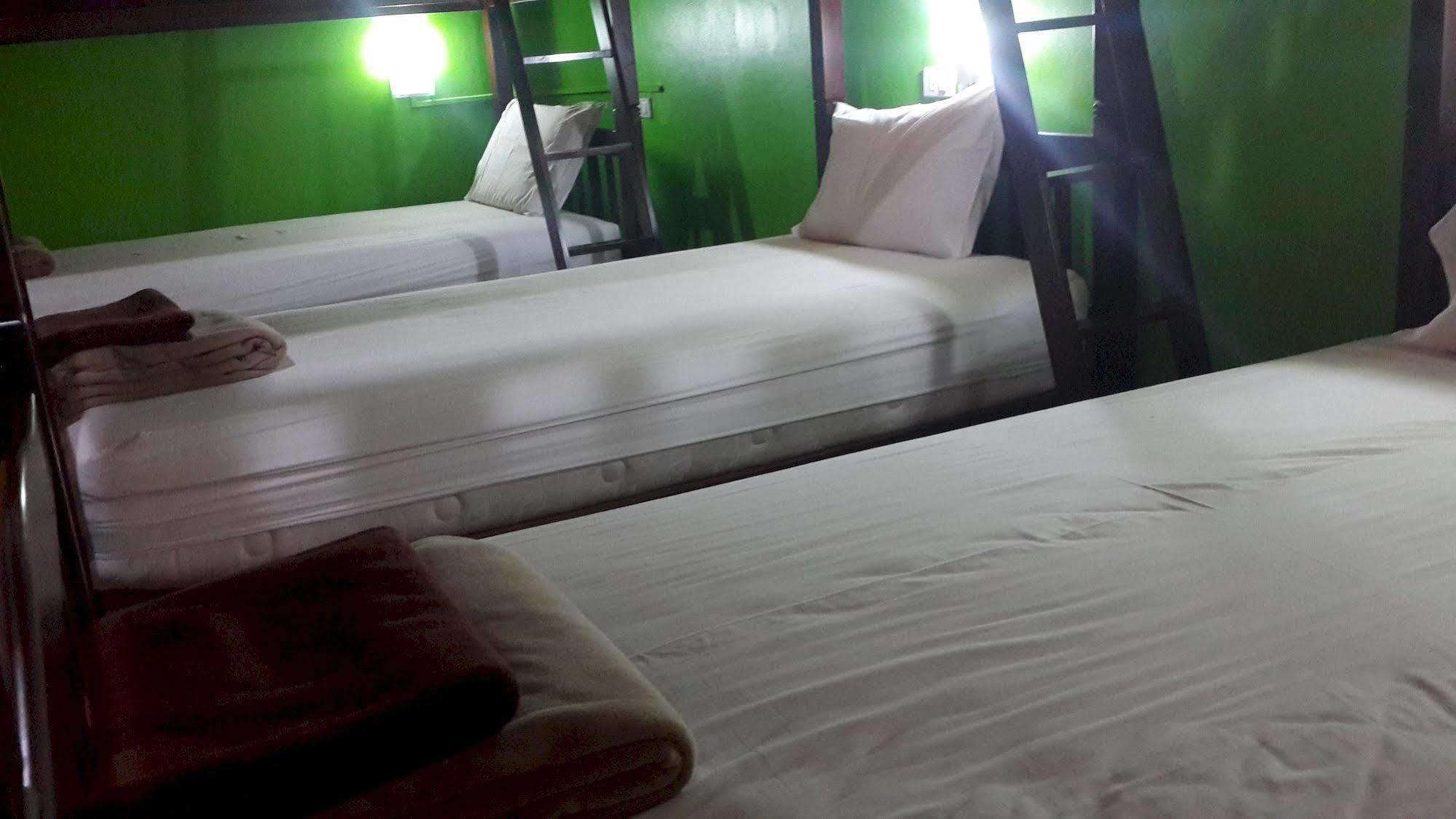 Silla Patong Hostel Eksteriør billede
