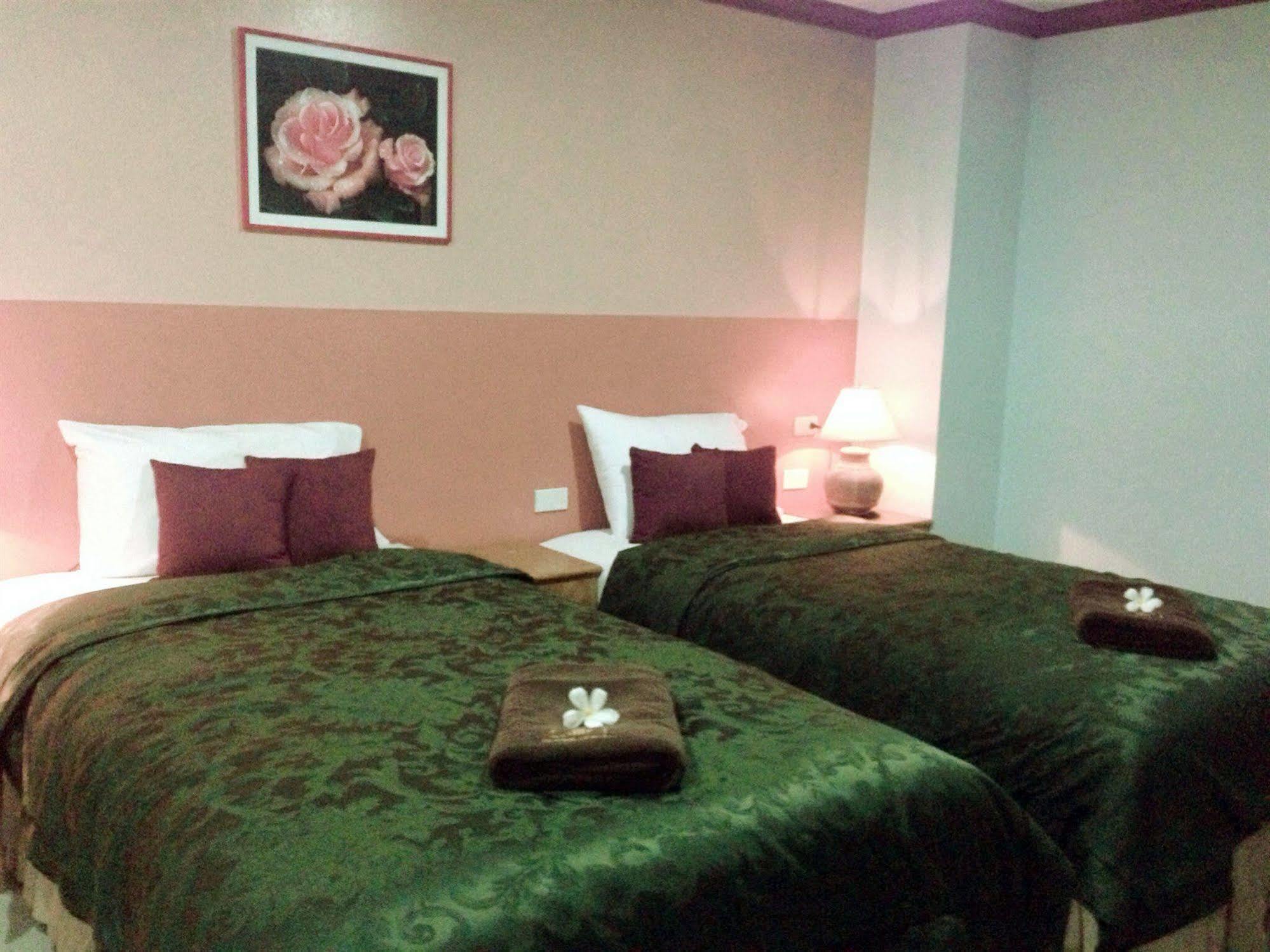 Silla Patong Hostel Eksteriør billede