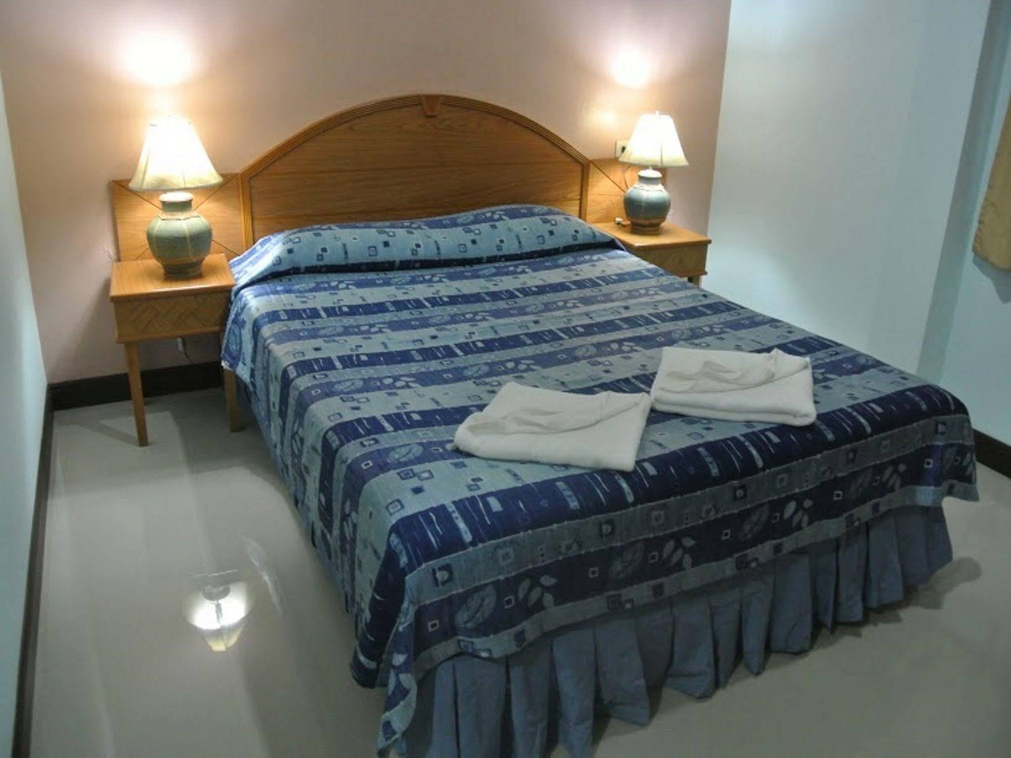 Silla Patong Hostel Eksteriør billede